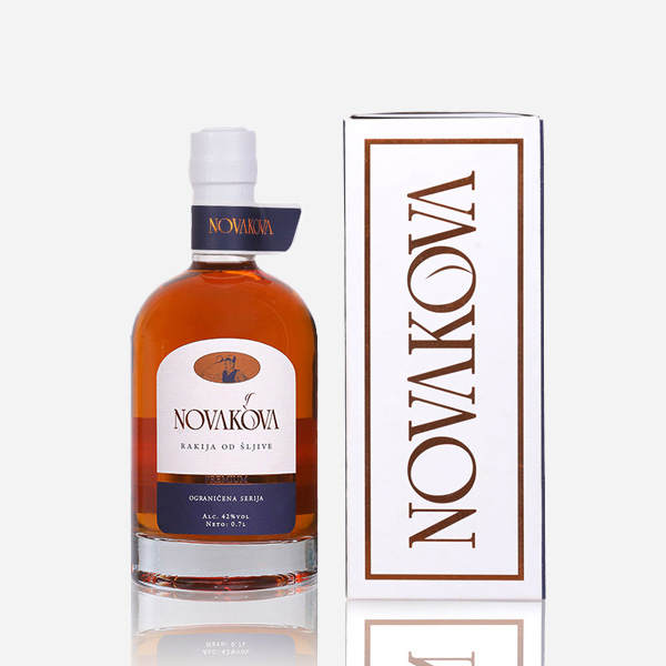 Novakova Premium rakija stara 9 godina, flaša sa kartonskim pakovanjem Proizvodnja ove rakije je ograničena na 500 litara godišnje