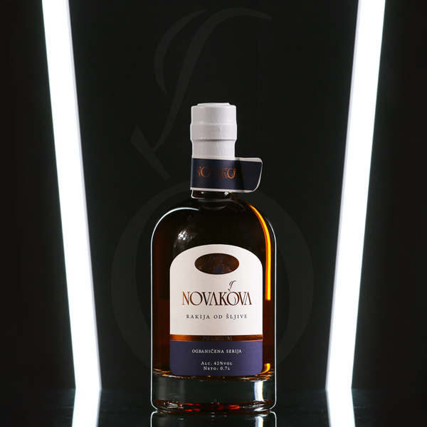Novakova Premium Rakija od šljive sa neon svetlom u pozadini