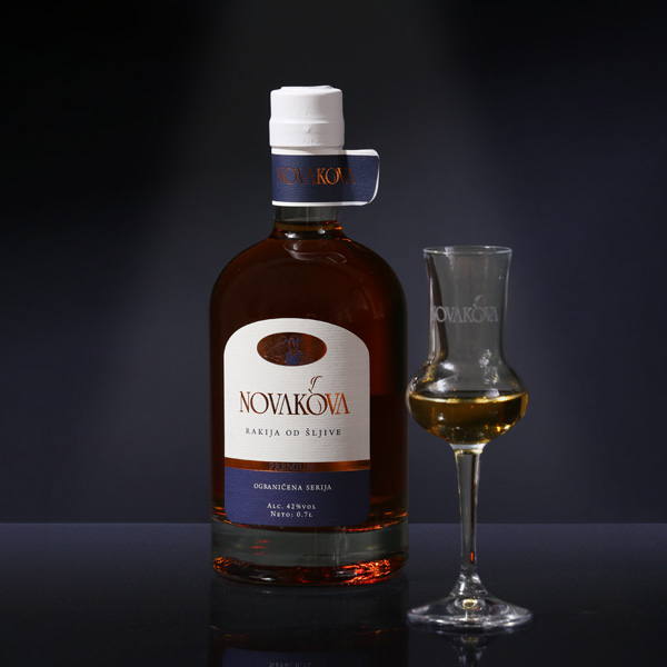 Novakova premium rakija od šljive sa brendiranom čašicom